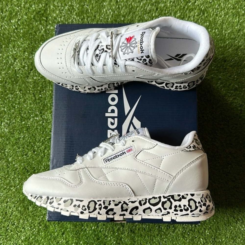 Reebok Junior White and Black Sneakers (Junior 5.5 = Women’s 7)